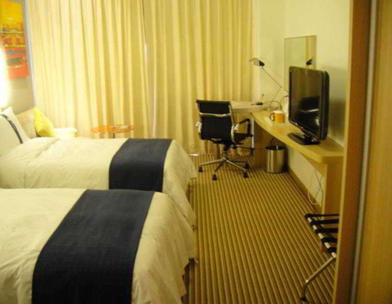 Holiday Inn Express Shanghai Nanhuizui Exterior photo